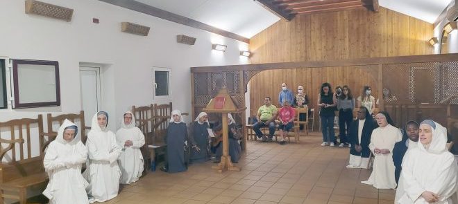 Diferentes comunidades religiosas unem-se  em oração pelas vocações